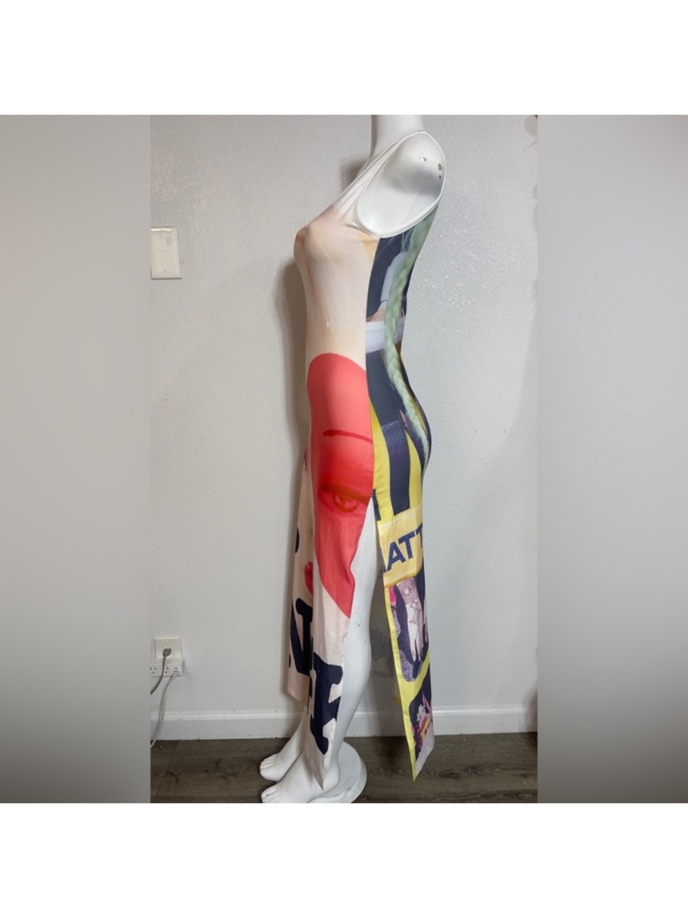 Graphic Portrait Scoop-Neck Maxi Dress in Cream and Red - Picture 2 of 8